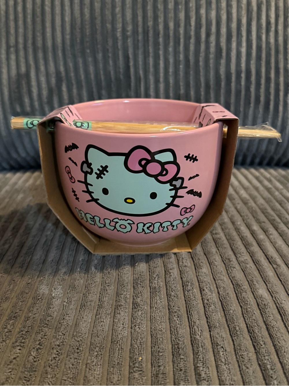 Hello Kitty Pink Ceramic 20oz Ramen Bowl w/ Chopsticks- Halloween Themed NWT - Picture 2 of 7